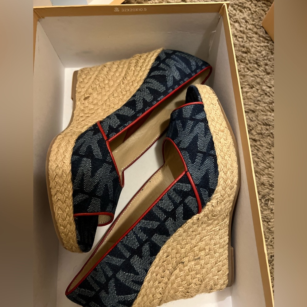 michael kors sz 9 blue with red trim